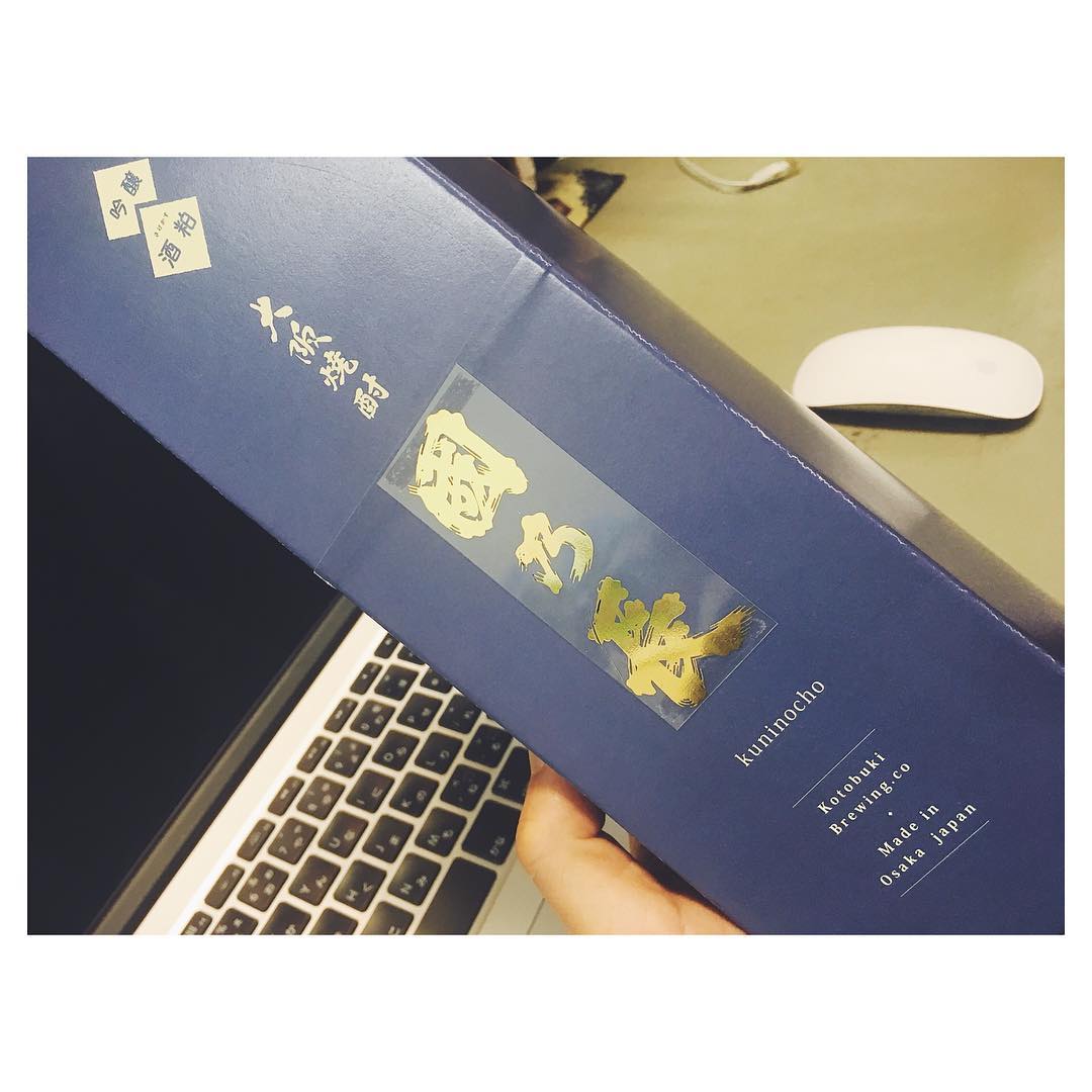 ただ今、焼酎のカートンをリニューアル中です。サンプルが上がってきました。
デザインも試行錯誤でやっと出口が見えてきました。次は箱に金箔を使用した贅沢な使用！
大阪焼酎への愛をぶつけました。
ぜひ手にとって頂きたいです！